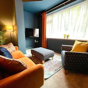  Apartment Coastal Charm: Stylish 2-bedroom Near