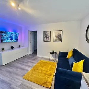  Apartment Sleek Urban Getaway - Parking Space - New Large Sofa Bed - Fast Wifi - 10 Minutes Walk To The Beach!